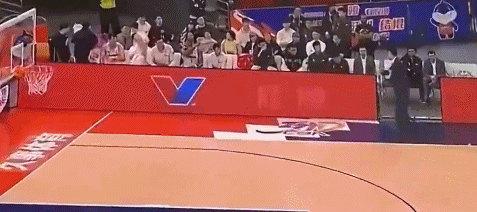 这是咋了?吉伦沃特在替补席冲杜锋比手势&两人嘴里念念有词