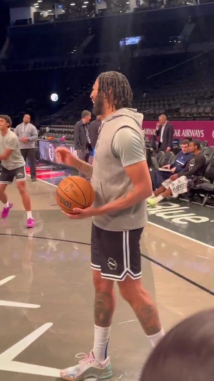 缺席18场后复出！浓眉赛前热身笑容满面 迎独行侠生涯第二战！