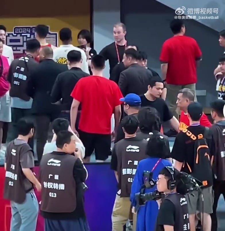 非常生气?广厦没能提前夺冠 王博离场时怒踹CBA总决赛泡沫板